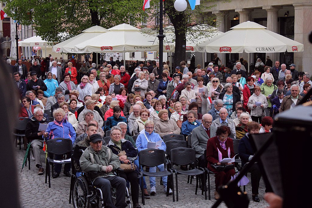 Legniczanie tańcząc poloneza w Rynku uczcili święto Konstytucji