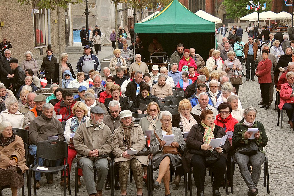 Legniczanie tańcząc poloneza w Rynku uczcili święto Konstytucji
