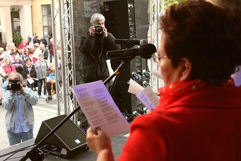 Legniczanie tańcząc poloneza w Rynku uczcili święto Konstytucji