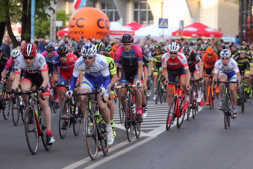 Kolarski peleton Grodów 2016 przemknął ulicami Legnicy