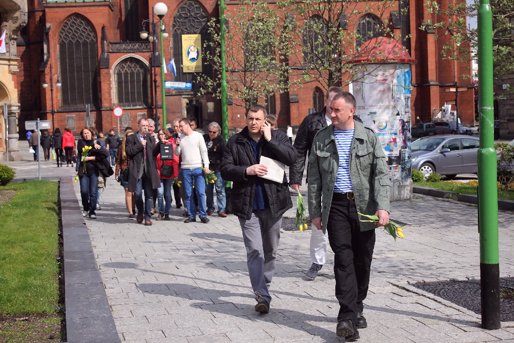 Kwiaty pod Pomnikiem Wdzięczności dla Armii Radzieckiej