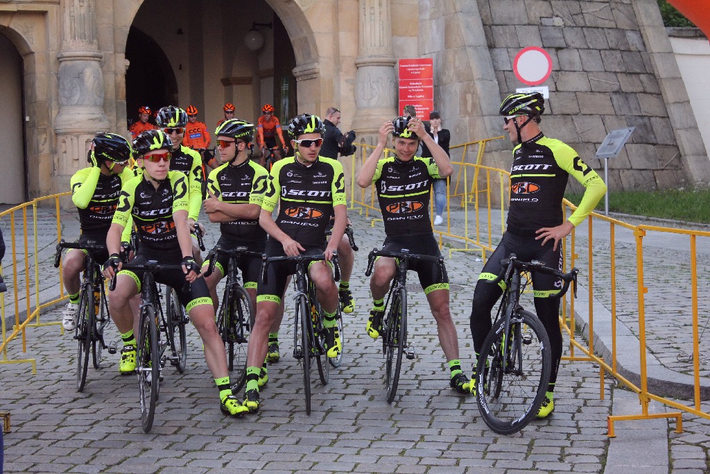 Kolarski peleton Grodów 2016 przemknął ulicami Legnicy