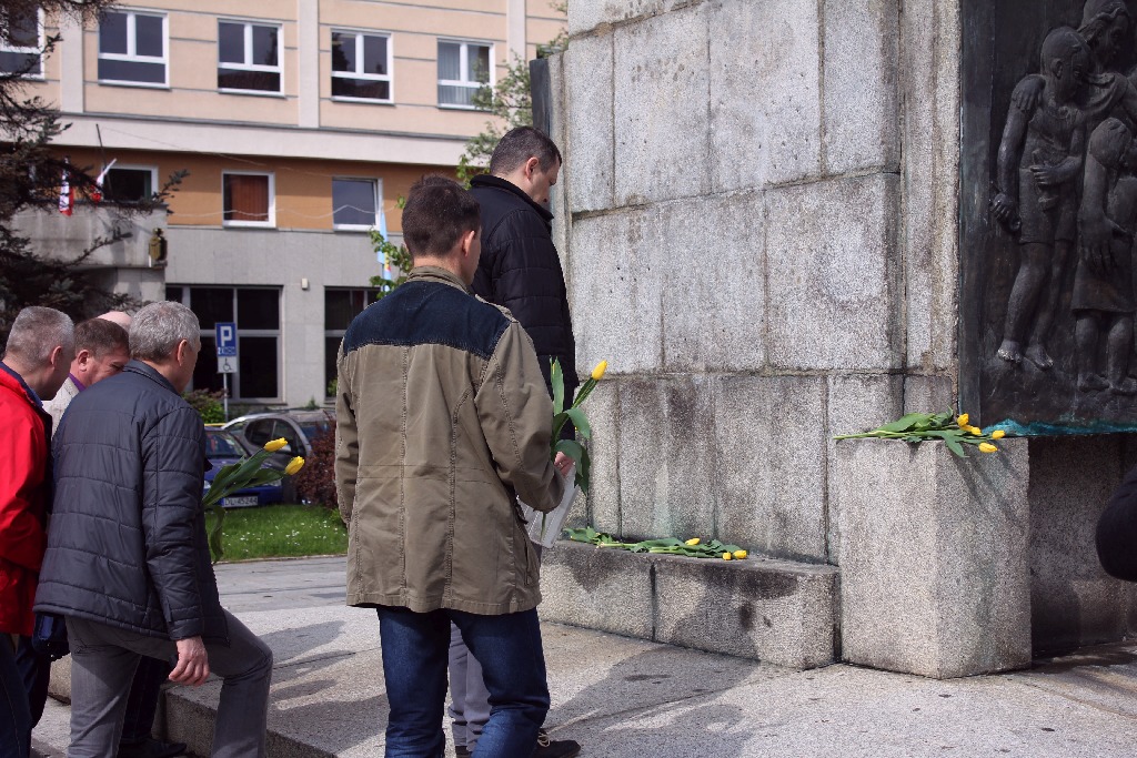 Kwiaty pod Pomnikiem Wdzięczności dla Armii Radzieckiej