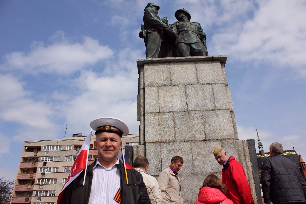Kwiaty pod Pomnikiem Wdzięczności dla Armii Radzieckiej