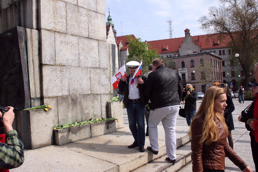 Kwiaty pod Pomnikiem Wdzięczności dla Armii Radzieckiej