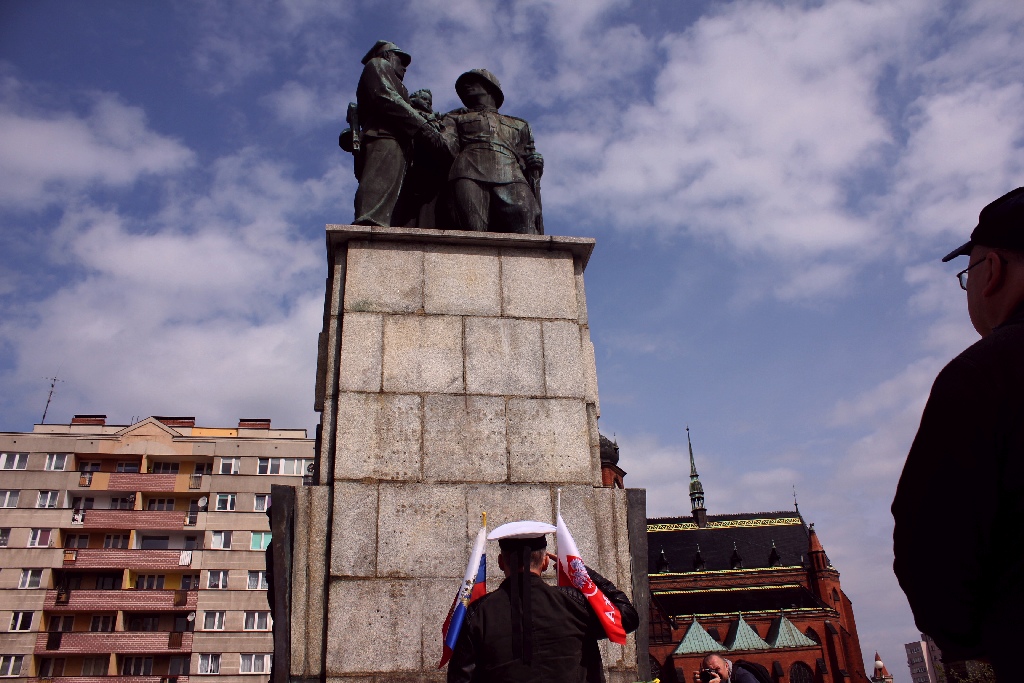 Kwiaty pod Pomnikiem Wdzięczności dla Armii Radzieckiej
