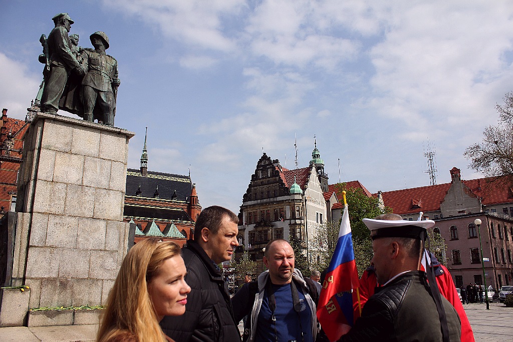 Kwiaty pod Pomnikiem Wdzięczności dla Armii Radzieckiej