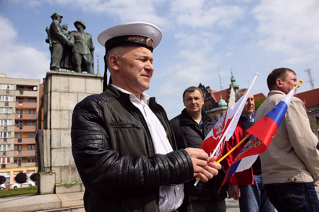 Kwiaty pod Pomnikiem Wdzięczności dla Armii Radzieckiej