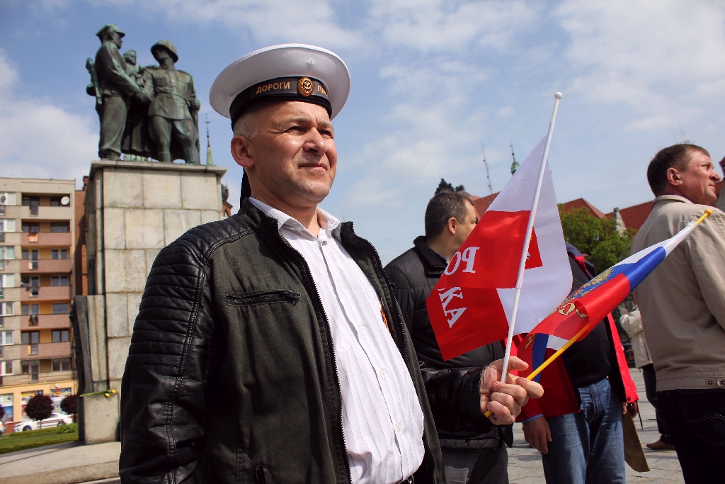 Kwiaty pod Pomnikiem Wdzięczności dla Armii Radzieckiej
