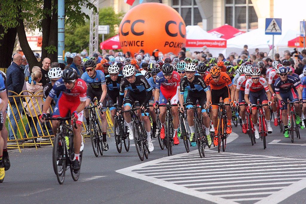 Kolarski peleton Grodów 2016 przemknął ulicami Legnicy