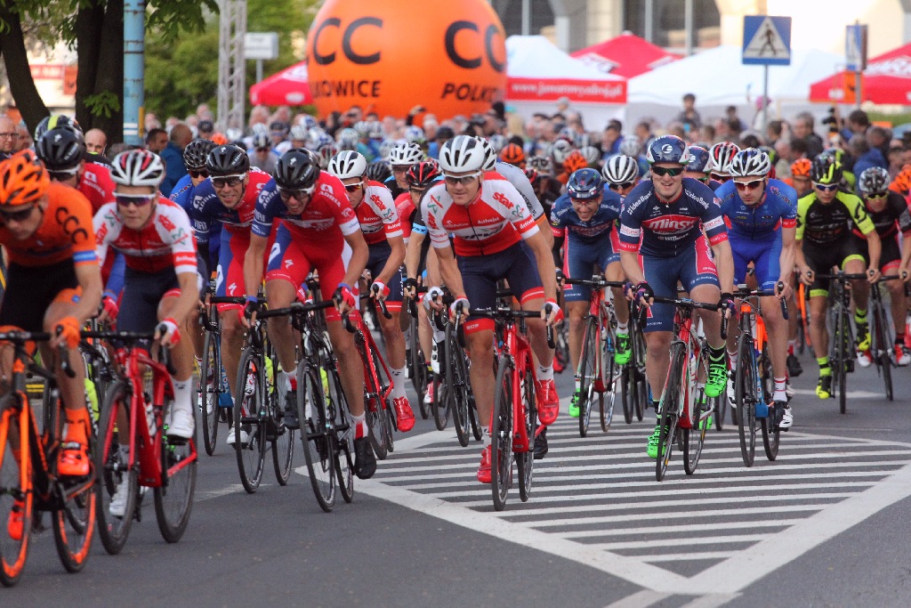 Kolarski peleton Grodów 2016 przemknął ulicami Legnicy
