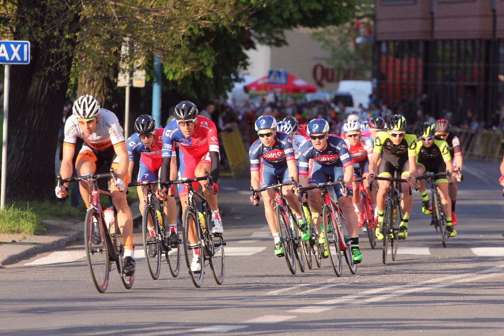 Kolarski peleton Grodów 2016 przemknął ulicami Legnicy