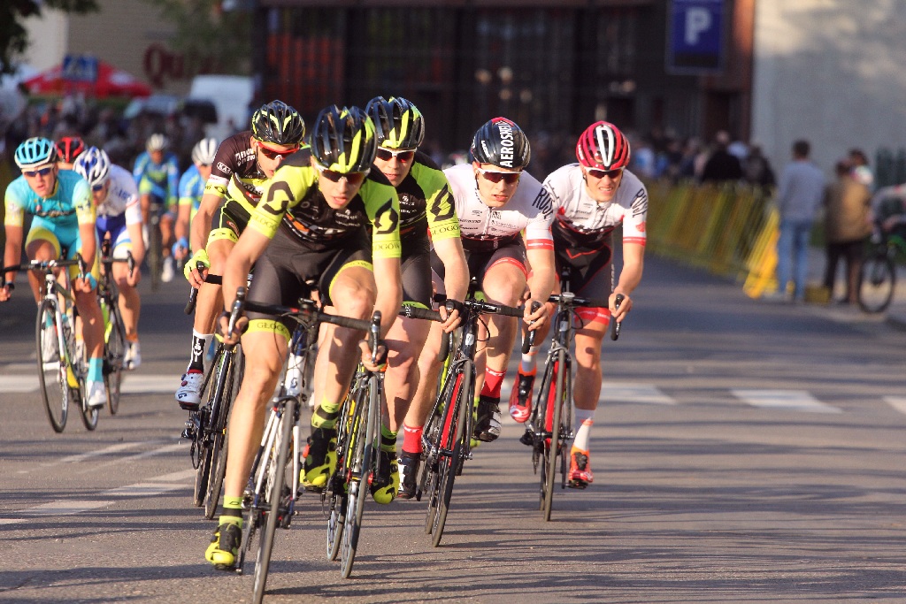 Kolarski peleton Grodów 2016 przemknął ulicami Legnicy