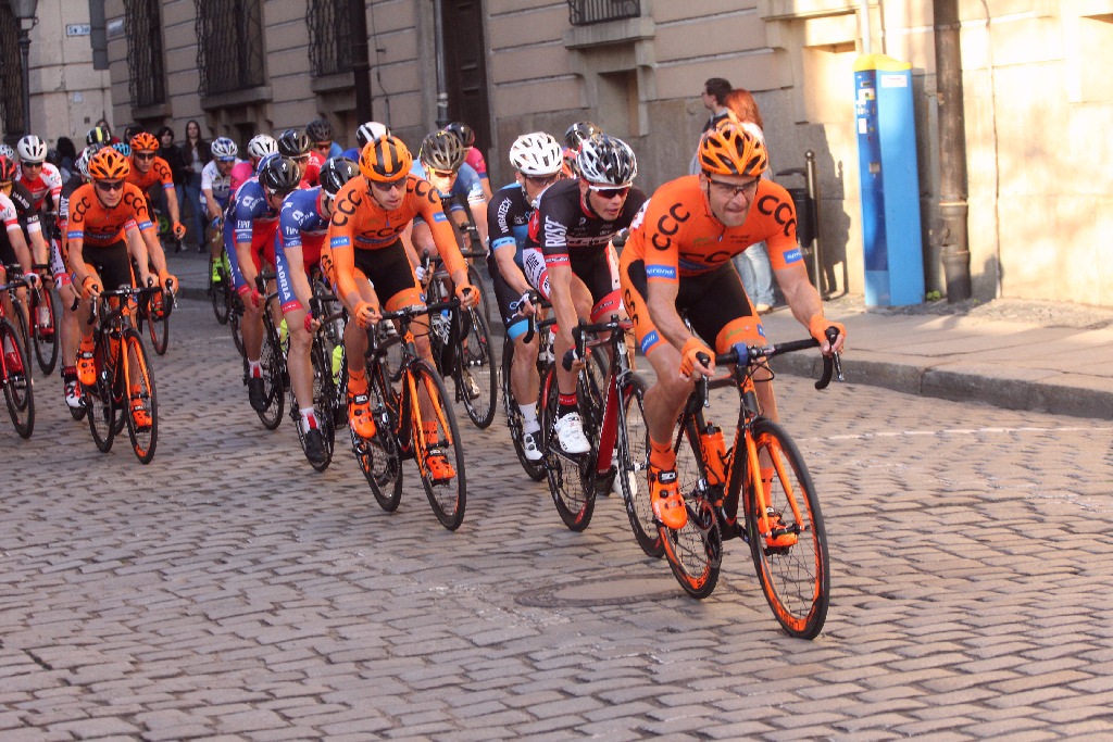 Kolarski peleton Grodów 2016 przemknął ulicami Legnicy