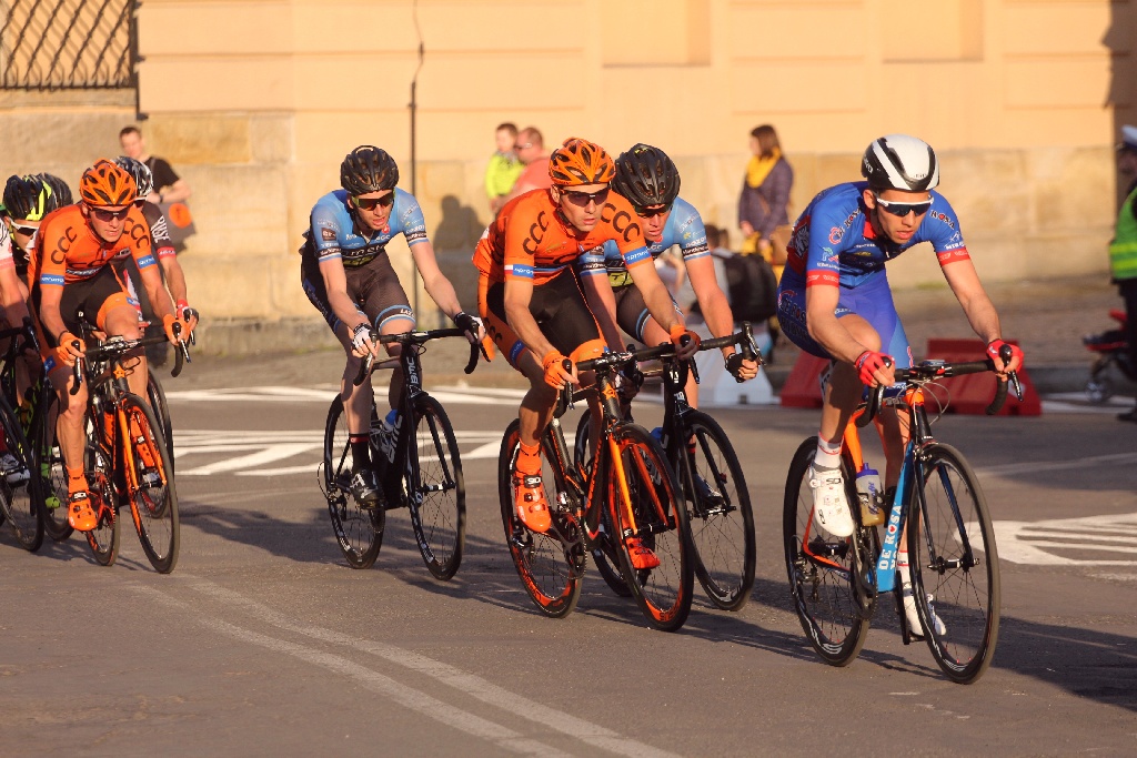Kolarski peleton Grodów 2016 przemknął ulicami Legnicy