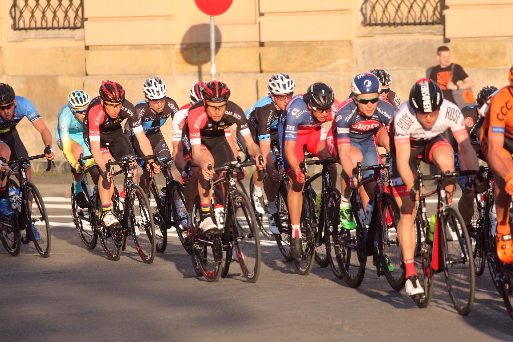Kolarski peleton Grodów 2016 przemknął ulicami Legnicy