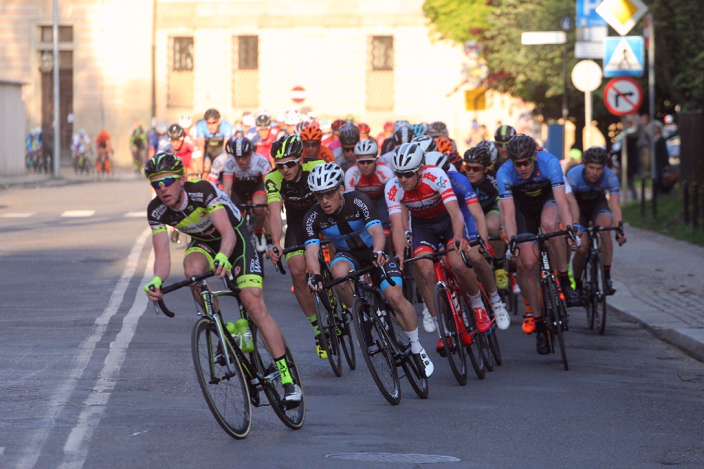 Kolarski peleton Grodów 2016 przemknął ulicami Legnicy