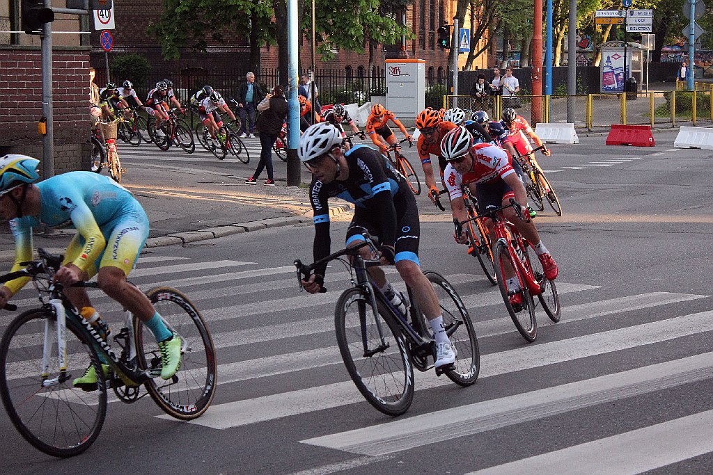 Kolarski peleton Grodów 2016 przemknął ulicami Legnicy