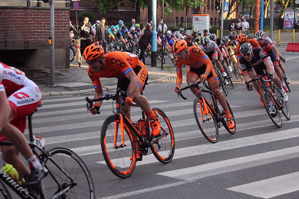Kolarski peleton Grodów 2016 przemknął ulicami Legnicy