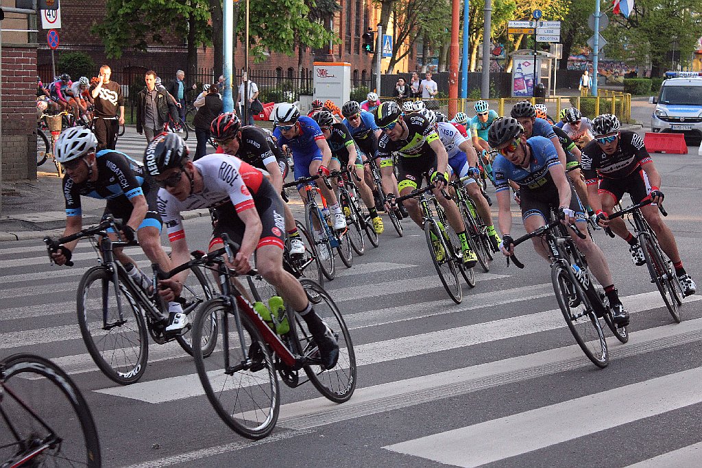 Kolarski peleton Grodów 2016 przemknął ulicami Legnicy
