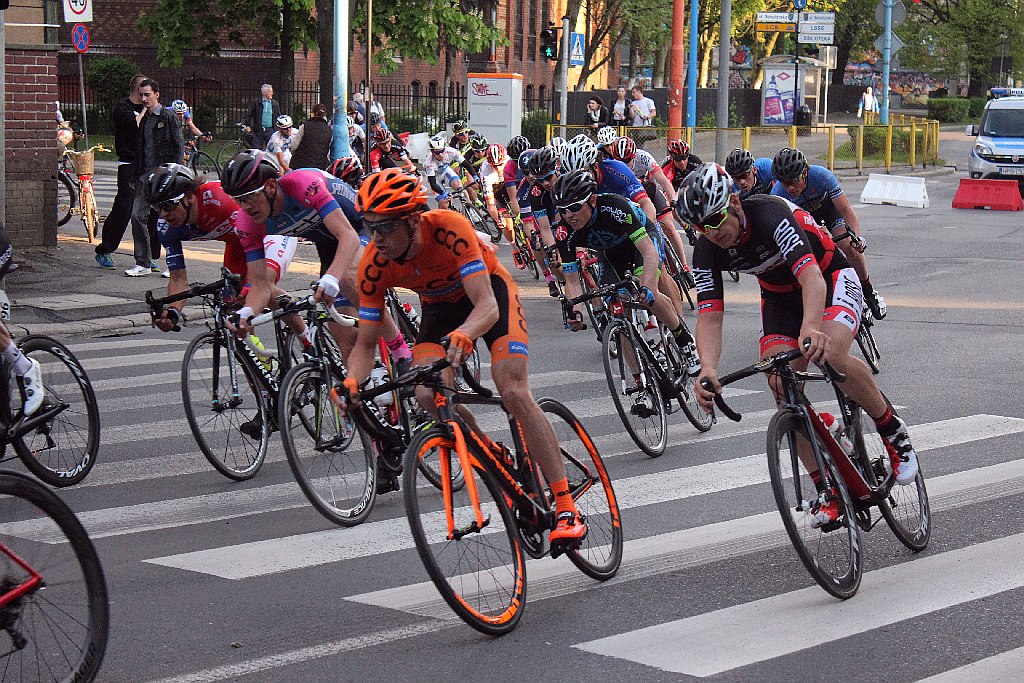 Kolarski peleton Grodów 2016 przemknął ulicami Legnicy