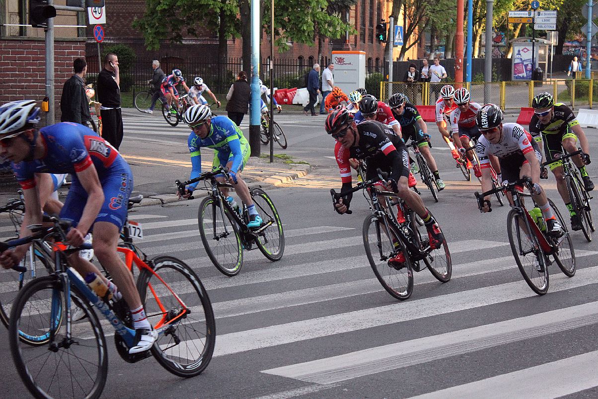 Kolarski peleton Grodów 2016 przemknął ulicami Legnicy