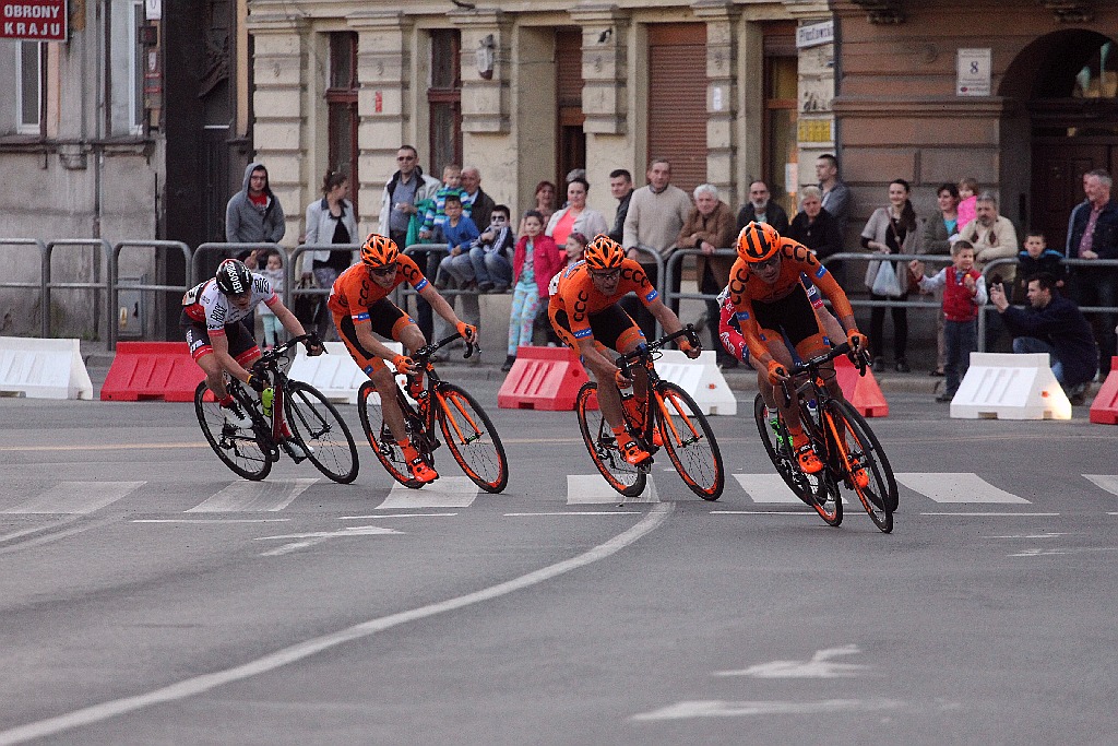 Kolarski peleton Grodów 2016 przemknął ulicami Legnicy