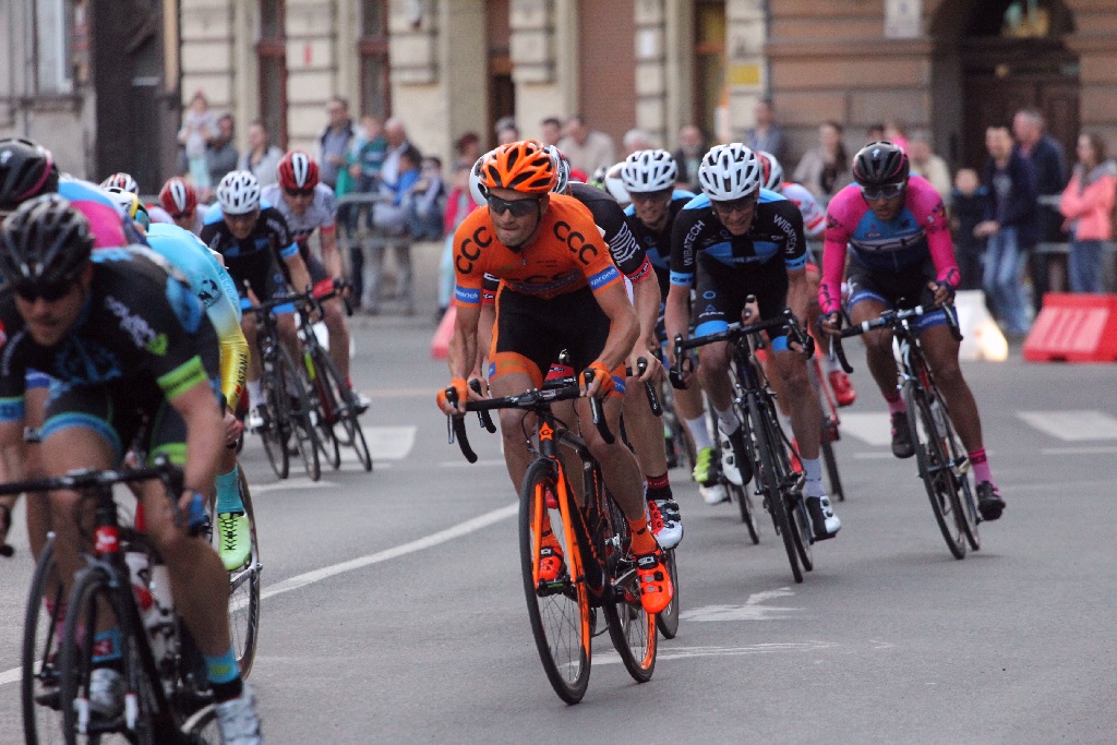 Kolarski peleton Grodów 2016 przemknął ulicami Legnicy
