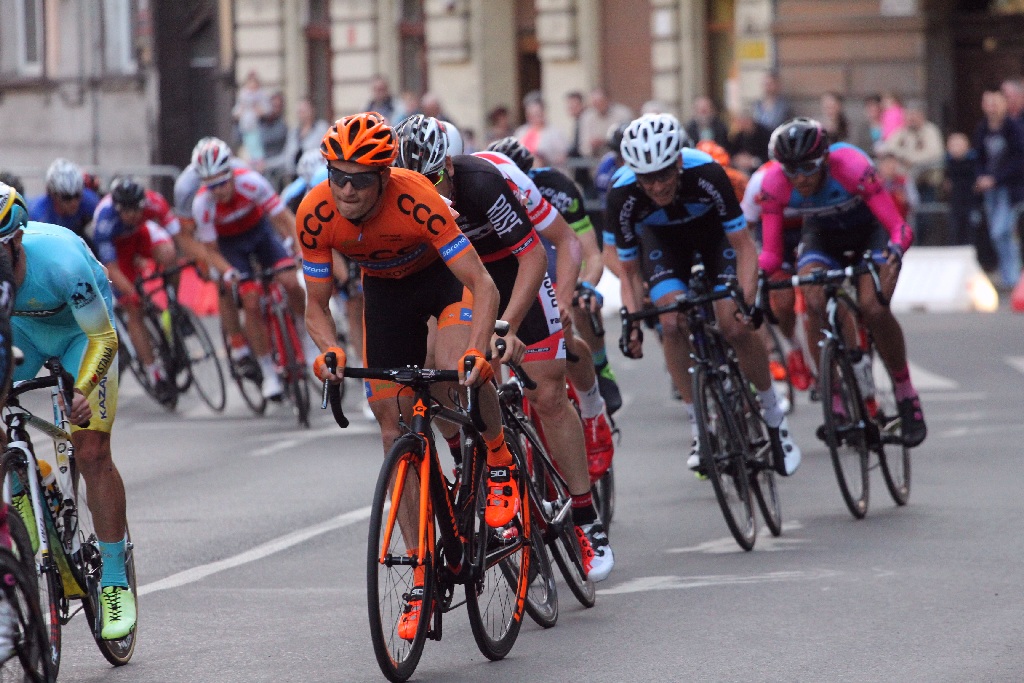 Kolarski peleton Grodów 2016 przemknął ulicami Legnicy