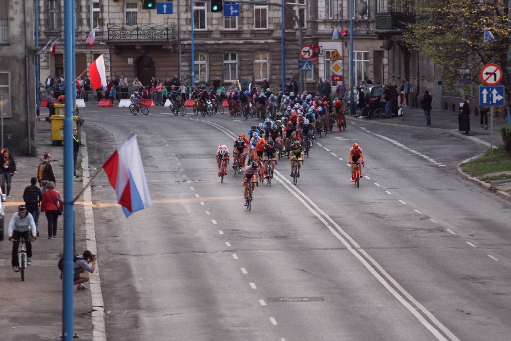 Kolarski peleton Grodów 2016 przemknął ulicami Legnicy