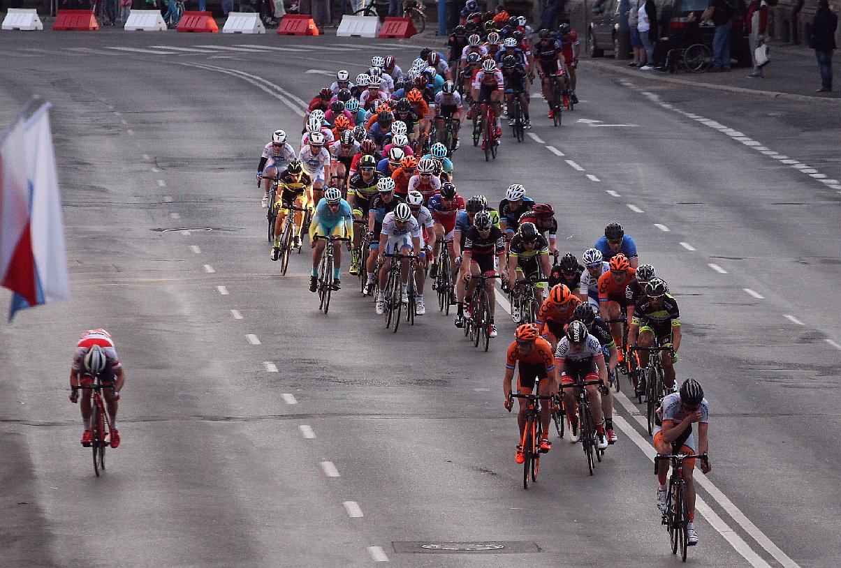 Kolarski peleton Grodów 2016 przemknął ulicami Legnicy