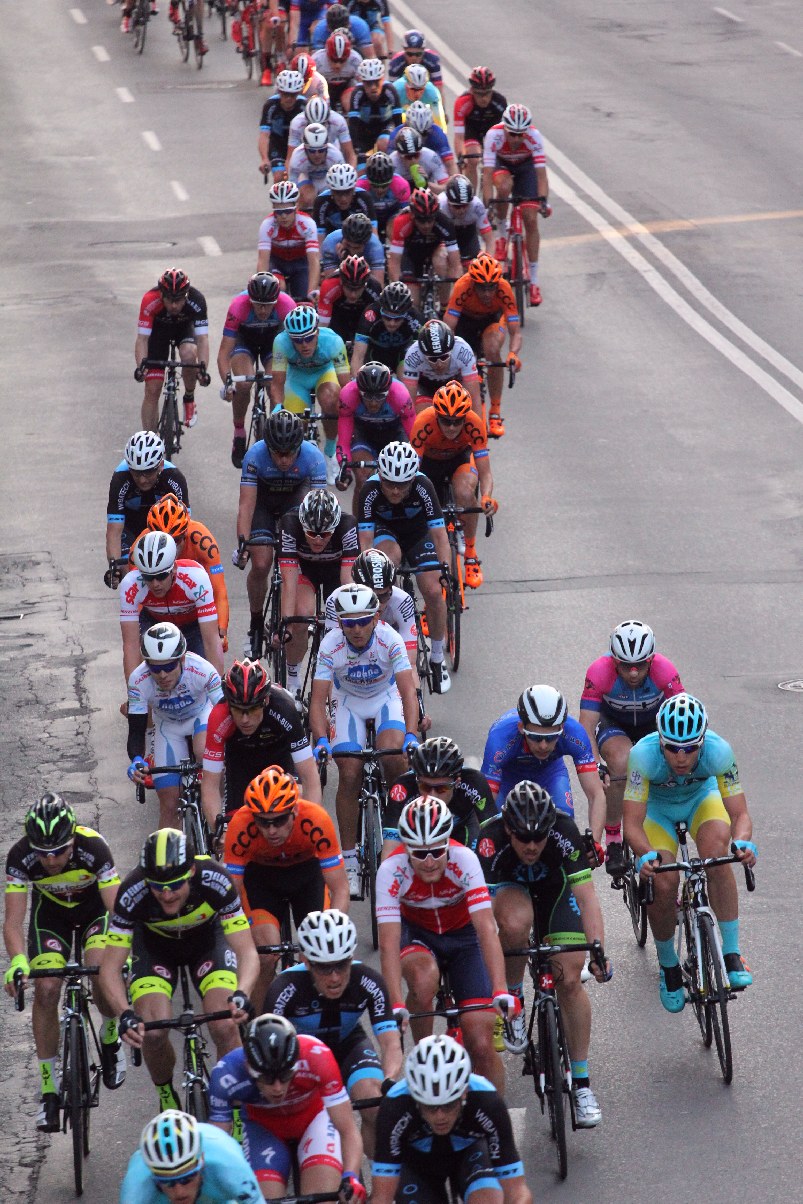 Kolarski peleton Grodów 2016 przemknął ulicami Legnicy