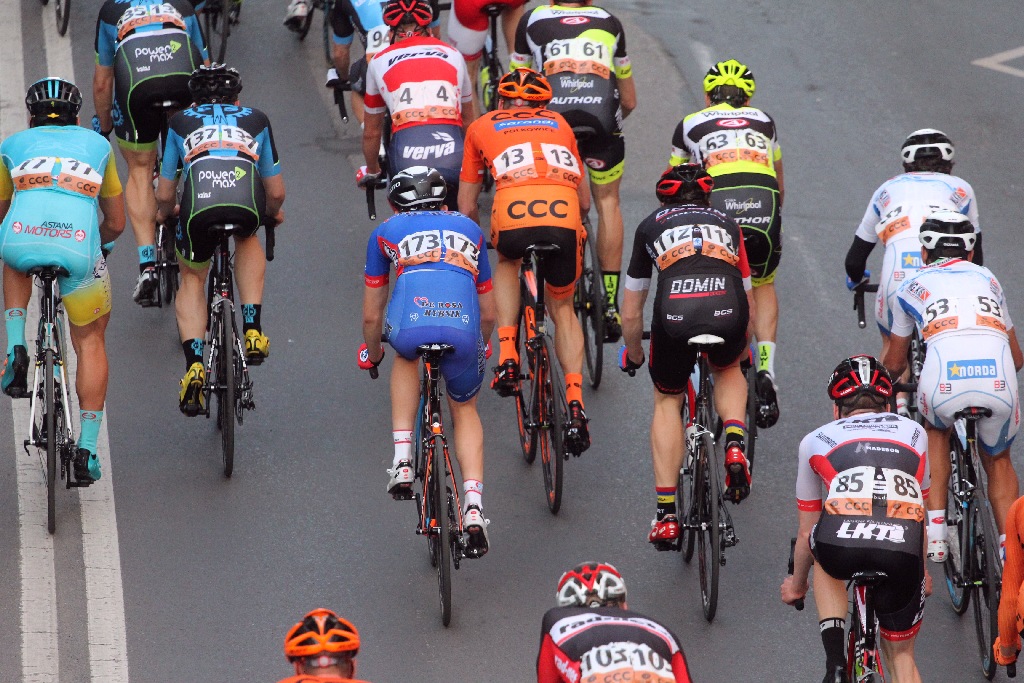 Kolarski peleton Grodów 2016 przemknął ulicami Legnicy