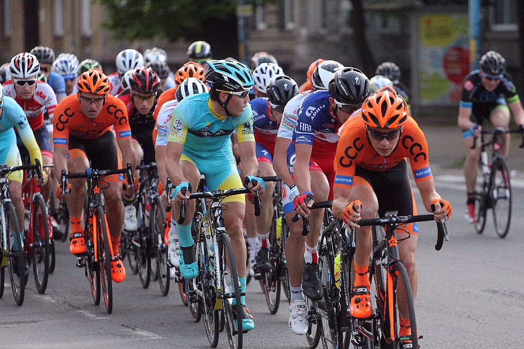 Kolarski peleton Grodów 2016 przemknął ulicami Legnicy