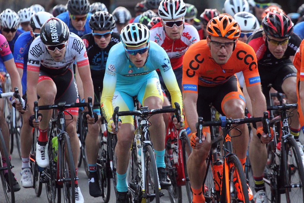 Kolarski peleton Grodów 2016 przemknął ulicami Legnicy