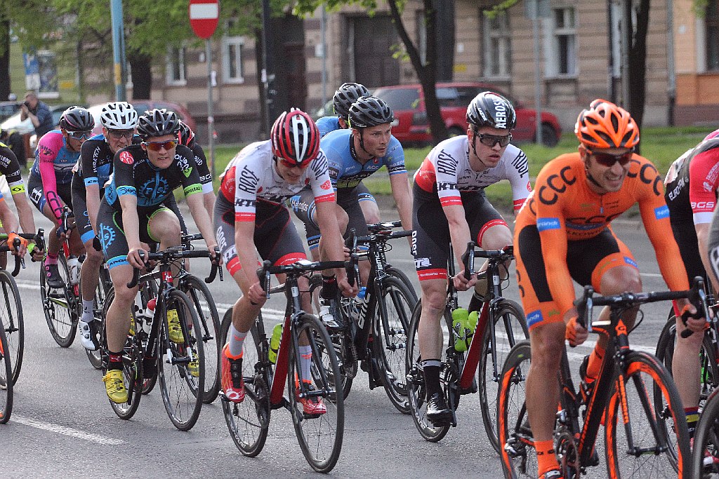 Kolarski peleton Grodów 2016 przemknął ulicami Legnicy
