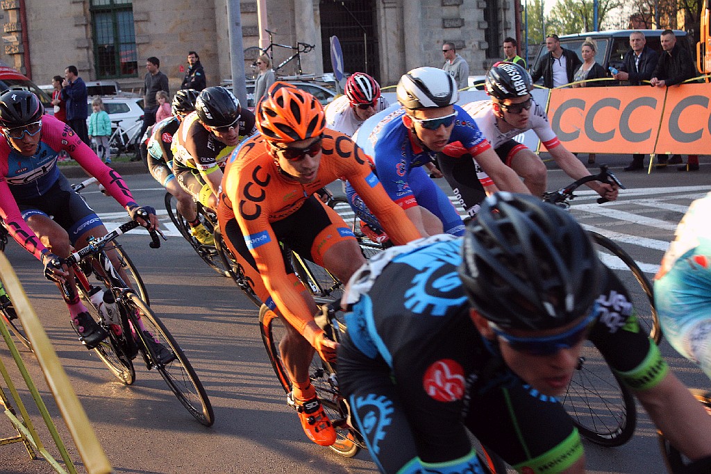 Kolarski peleton Grodów 2016 przemknął ulicami Legnicy