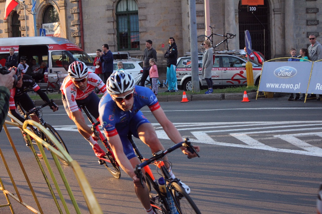 Kolarski peleton Grodów 2016 przemknął ulicami Legnicy