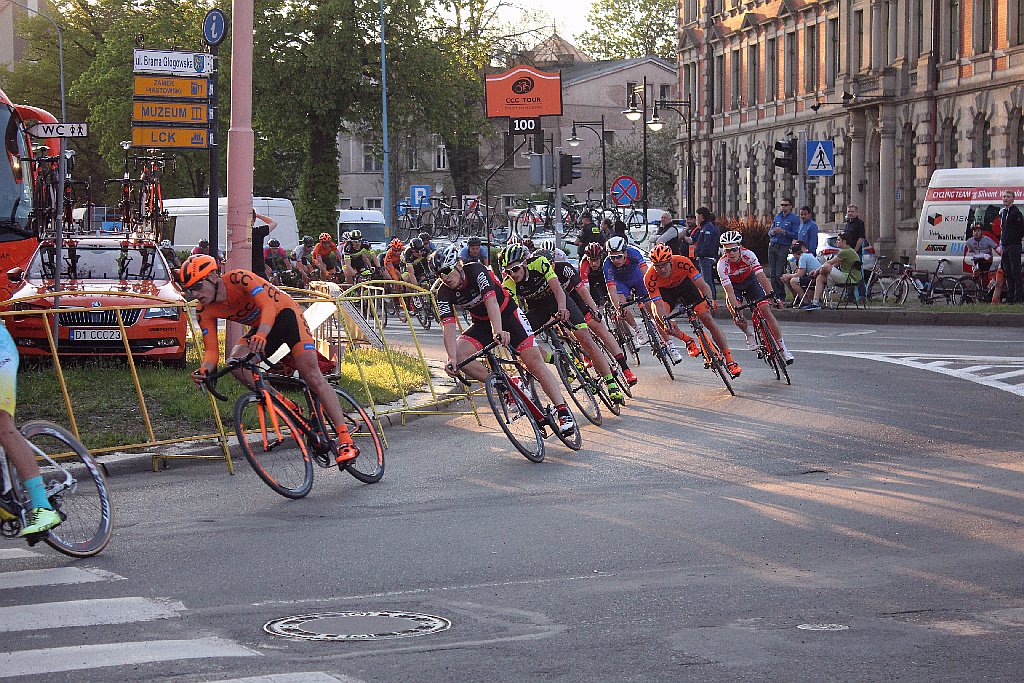 Kolarski peleton Grodów 2016 przemknął ulicami Legnicy