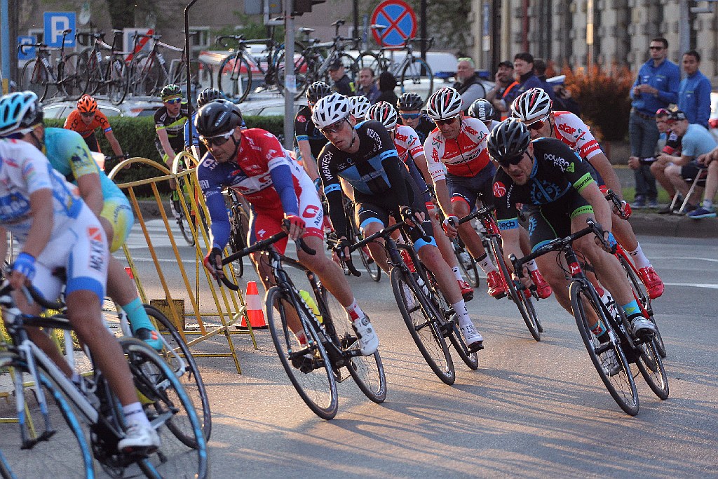 Kolarski peleton Grodów 2016 przemknął ulicami Legnicy