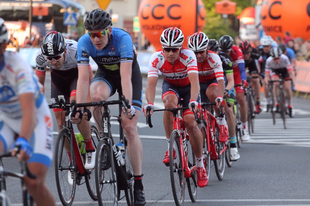 Kolarski peleton Grodów 2016 przemknął ulicami Legnicy