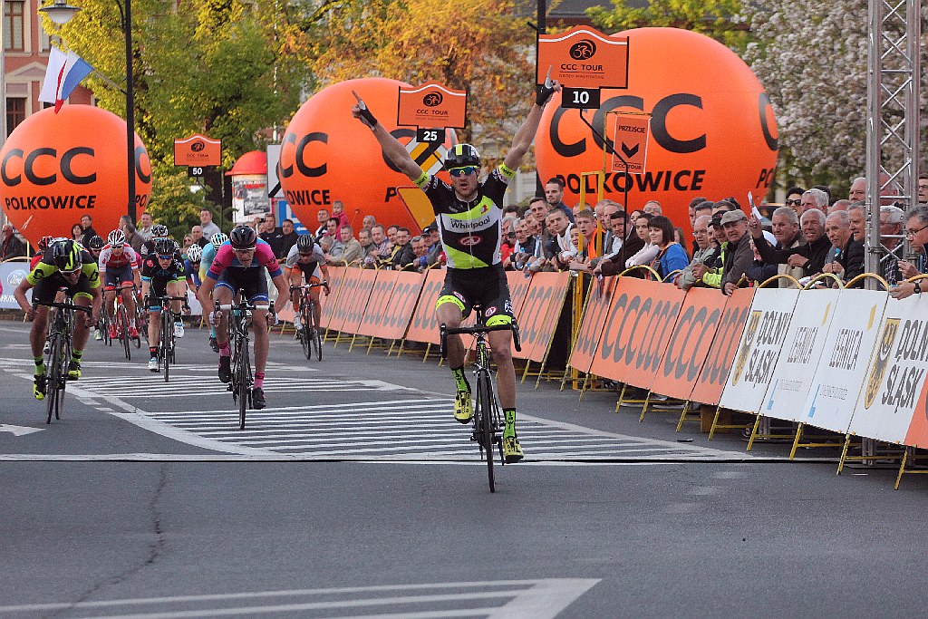 Kolarski peleton Grodów 2016 przemknął ulicami Legnicy