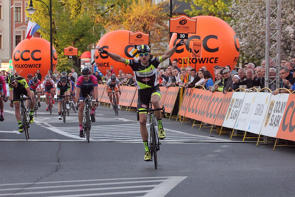 Kolarski peleton Grodów 2016 przemknął ulicami Legnicy
