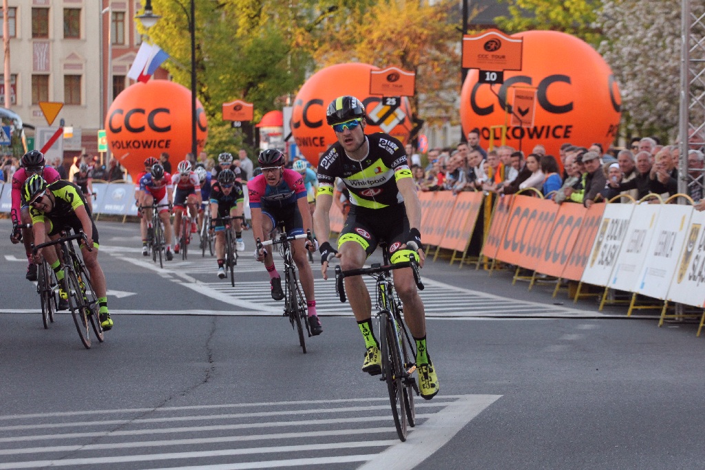 Kolarski peleton Grodów 2016 przemknął ulicami Legnicy