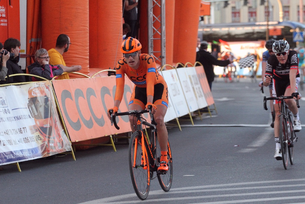Kolarski peleton Grodów 2016 przemknął ulicami Legnicy