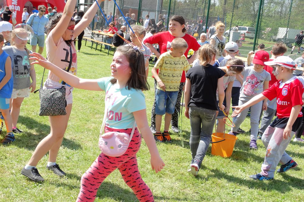 Dorośli i dzieci  bawili się na rodzinnej majówce w Rui