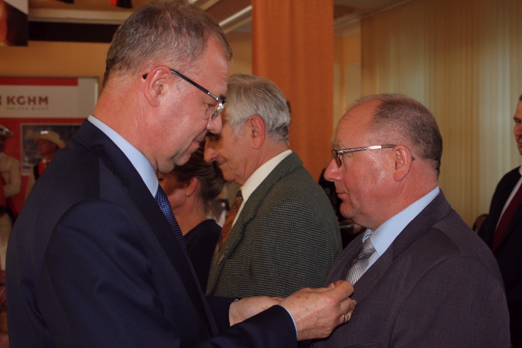 Medale i nagrody dla legnickich hutników w dniu ich święta