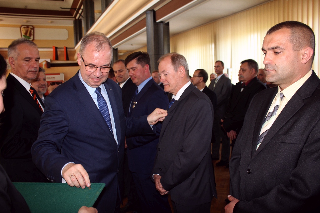 Medale i nagrody dla legnickich hutników w dniu ich święta