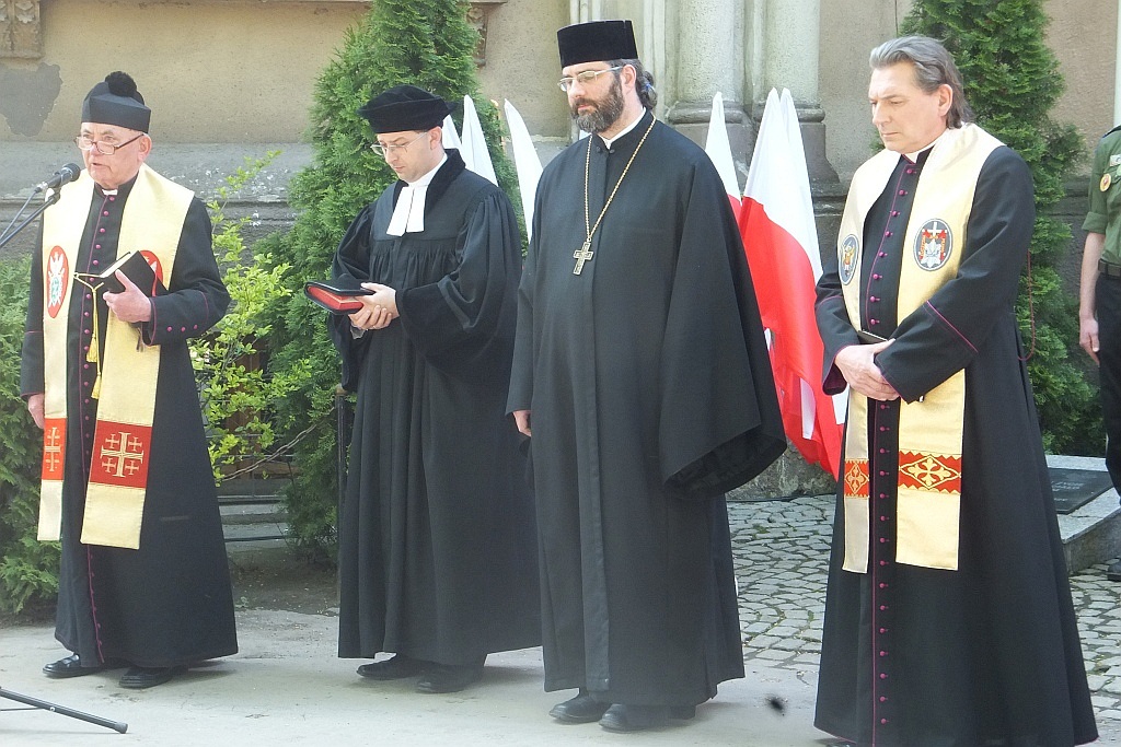Na cmentarzu odbyły się obchody 71. rocznicy zakończenia wojny