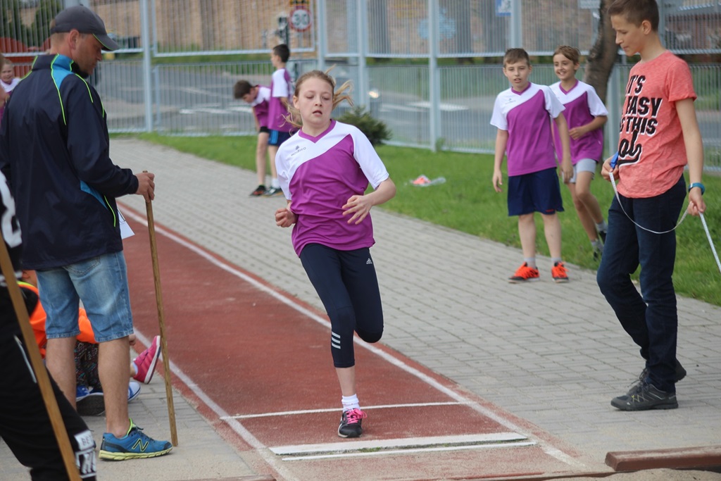 Legniccy uczniowie rywalizowali w trójboju lekkoatletycznym